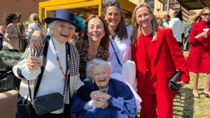 Pilarín Bayés, Carme Barceló, Maria Teixidor, Cristina Cabañas y Magda Mitjans en el ’Suquet de dones’ celebrado en el Hotel Sant Pere del Bosc de Lloret de Mar