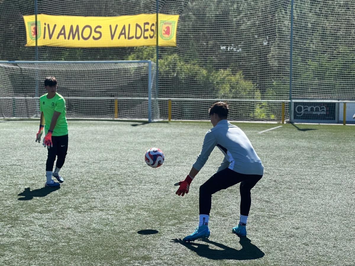En imágenes: el club Valdés ACF conoce los secretos del portero gracias a la avilesina María Echezarreta, "Cheza"