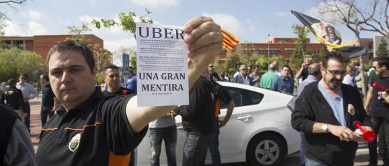 El taxi tratará de frenar a Uber en  los tribunales si aterriza en Valencia