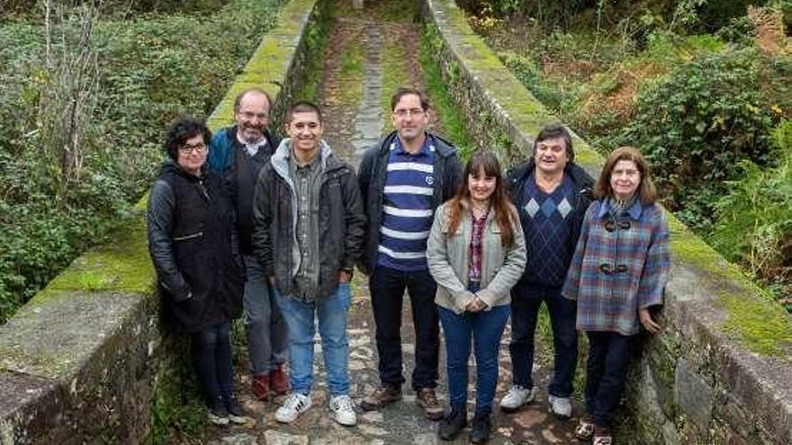 Manel Pérez, en el centro, arropado por compañeros del BNG.