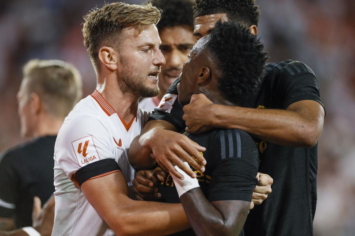 SEVILLA, 21/10/2023 - El centrocampista croata del Sevilla FC Ivan Rakitić (i) y el delantero del Real Madrid, Vinicius Jr, durante un enfrentamiento en el partido de LaLiga que Sevilla FC y Real Madrid disputan este sábado en el estadio Ramón Sánchez Pizjuán. EFE/ José Manuel Vidal. FUTBOL. 1. SEVILLA. REAL MADRID