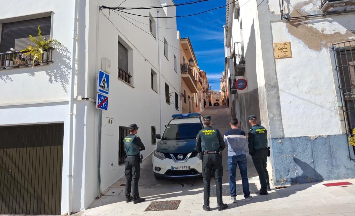 Agentes desplegados en un extremo de la calle de Teulada donde está el sospechoso.