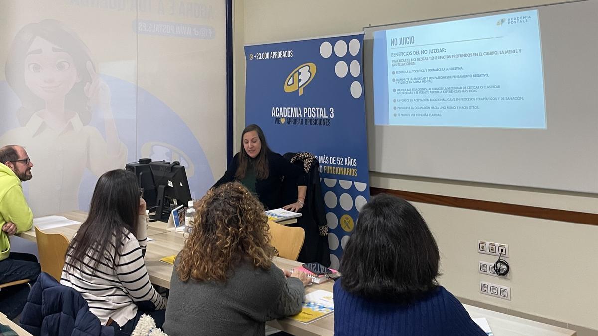 Taller de opositores en la Academia Postal 3