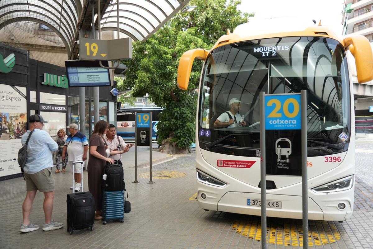 Passatgers pujant en un autocar a l'estació d'autobusos Barcelona Nord