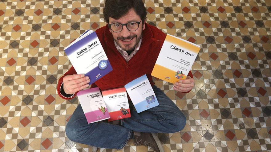 Carlos Moncada, en la sede de La Opinión con los cinco libros de la Colección Salud.