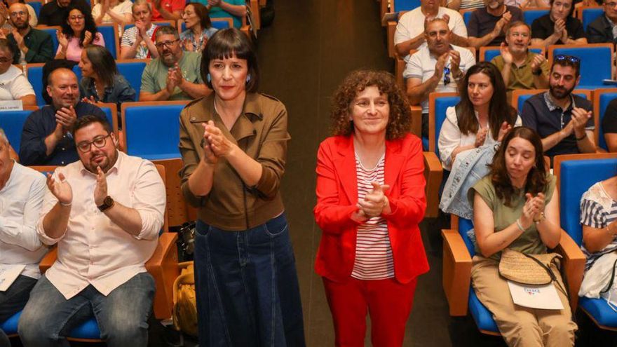 Pontón, de pie, con Goretti Sanmartín, ayer, en Santiago. | Xoán Álvarez