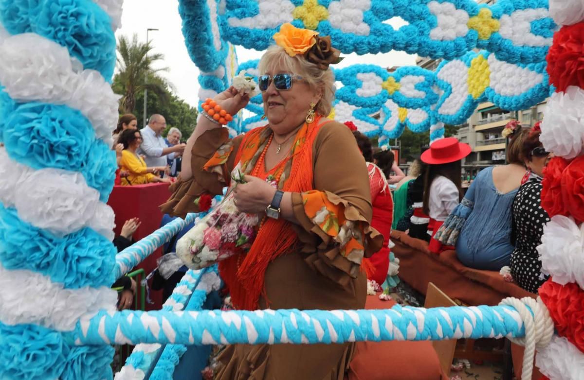 Miles de cordobeses participan en la Batalla de las Flores