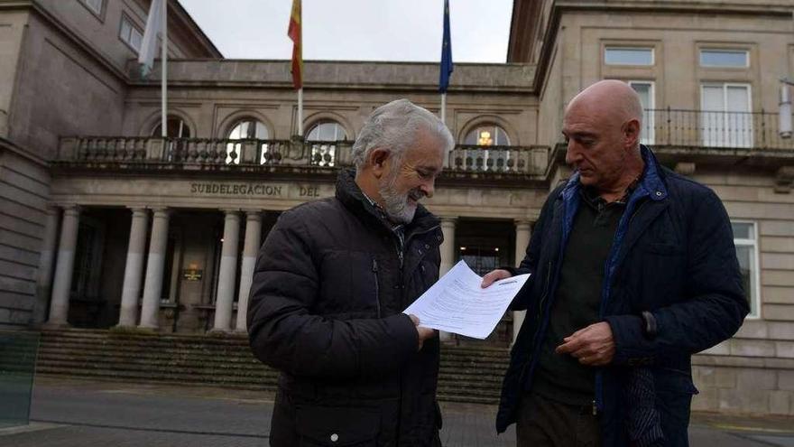 Jesús Cazorro, a la derecha, y otro vecinos, entregaron más de 800 firmas para pedir una solución. // G. S.