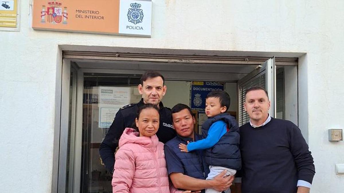 Los agentes de la Policía Nacional de San Pedro junto a los padres y el niño al que reanimaron