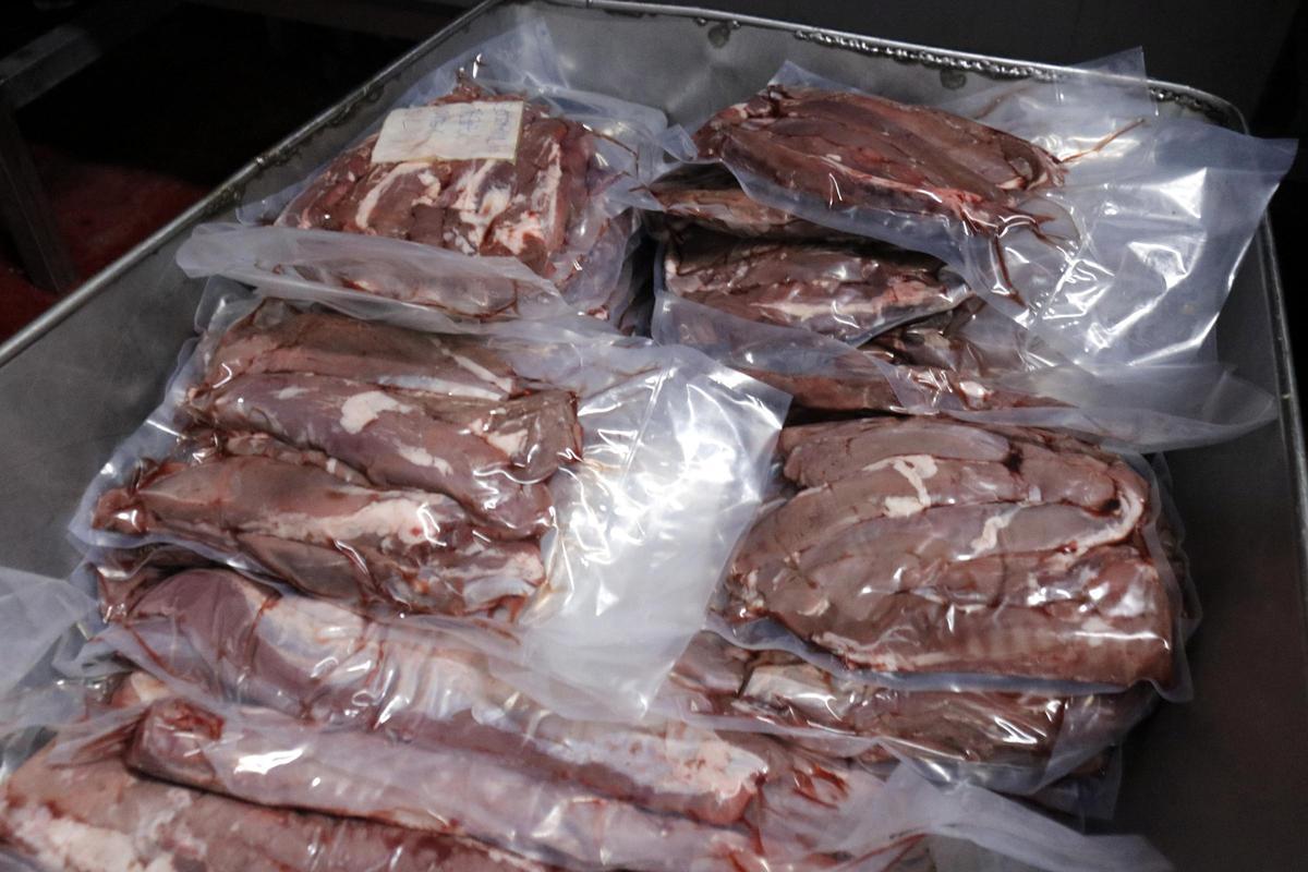 Paquets amb carn de senglar envasada a l'interior de l'empresa gironina Lantxaga de Fornells de la Selva