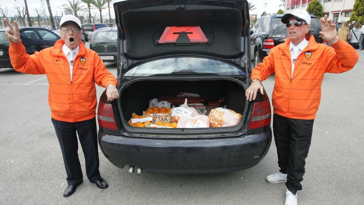 «Els bessons de Rafelbunyol», repartiendo naranjas a los jugadores del Valencia en 2009. | I.H