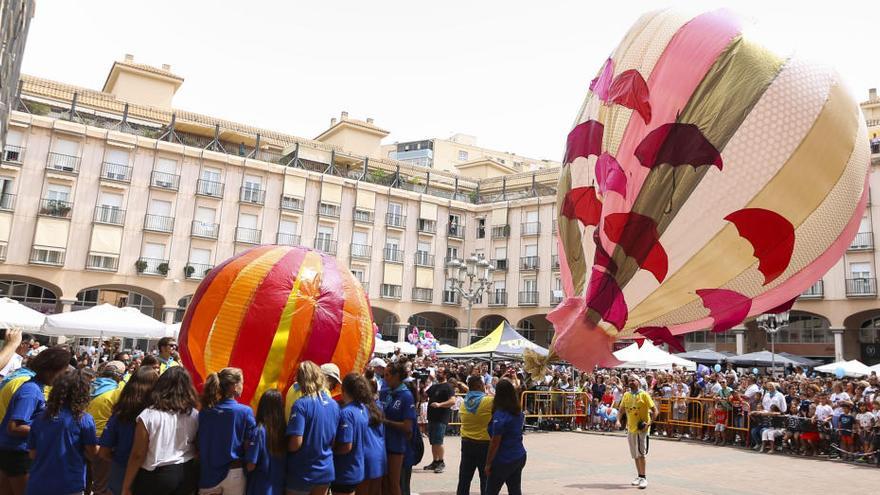 Los dos globos de la Virgen lanzados desde la plaza Mayor