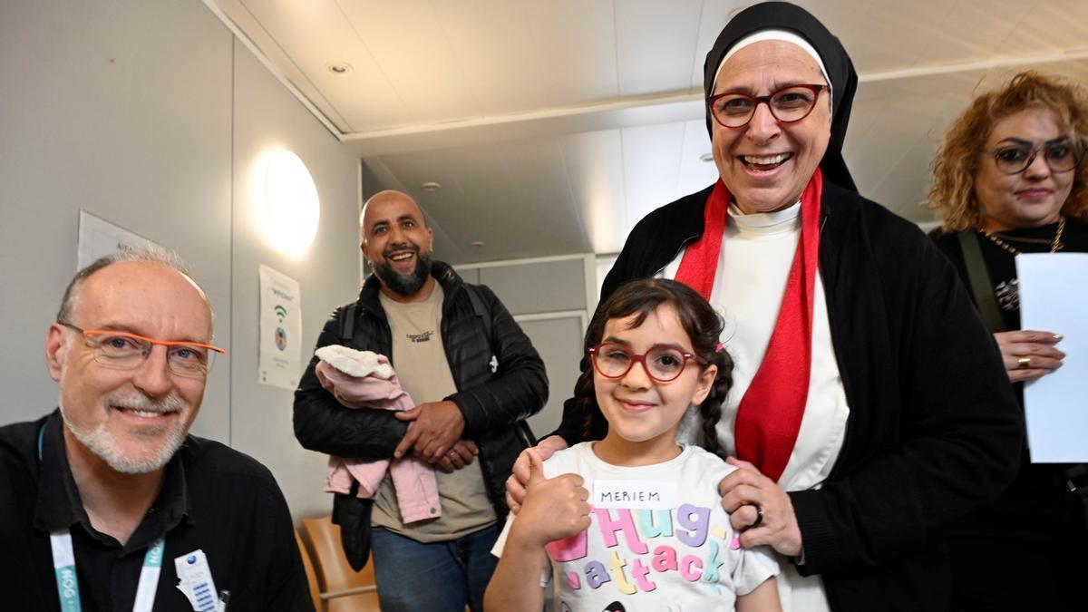 Sor Lucía amb una nena que va poder gaudir de les revisions oftalmològiques
