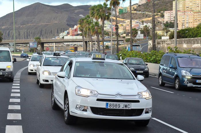 Protesta de taxistas contra el día libre