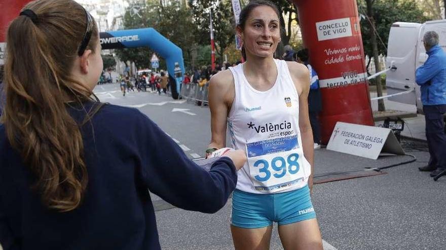 Solange Pereira, tras cruzar la meta de ayer en la Alameda.  // Ricardo Grobas