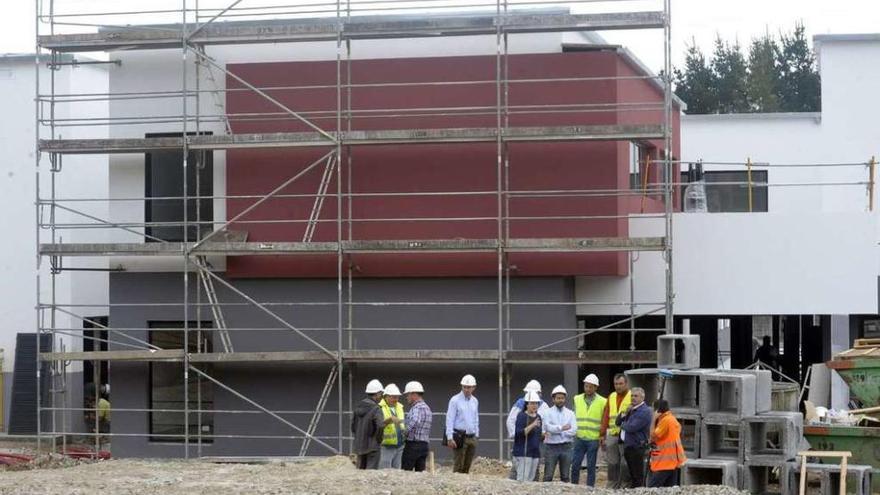 El alcalde (segundo por la derecha), ayer, en una visita a la construcción junto a responsables de la obra.