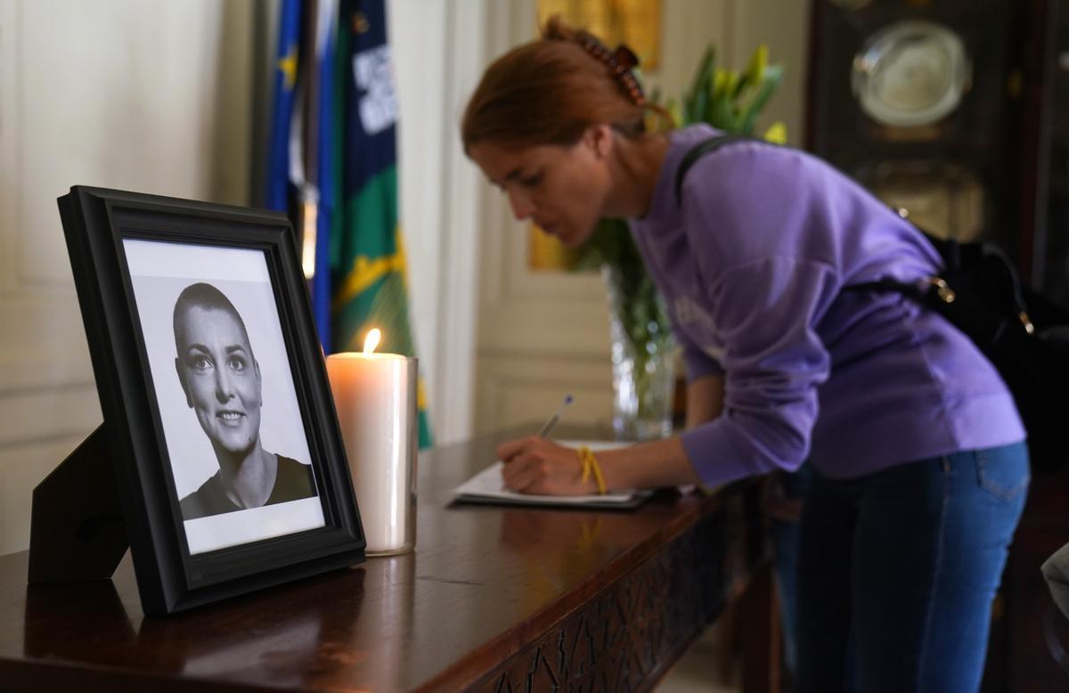 Una mujer firma en el libro de condolencias por la muerte de Sinéad OConnor en Londres