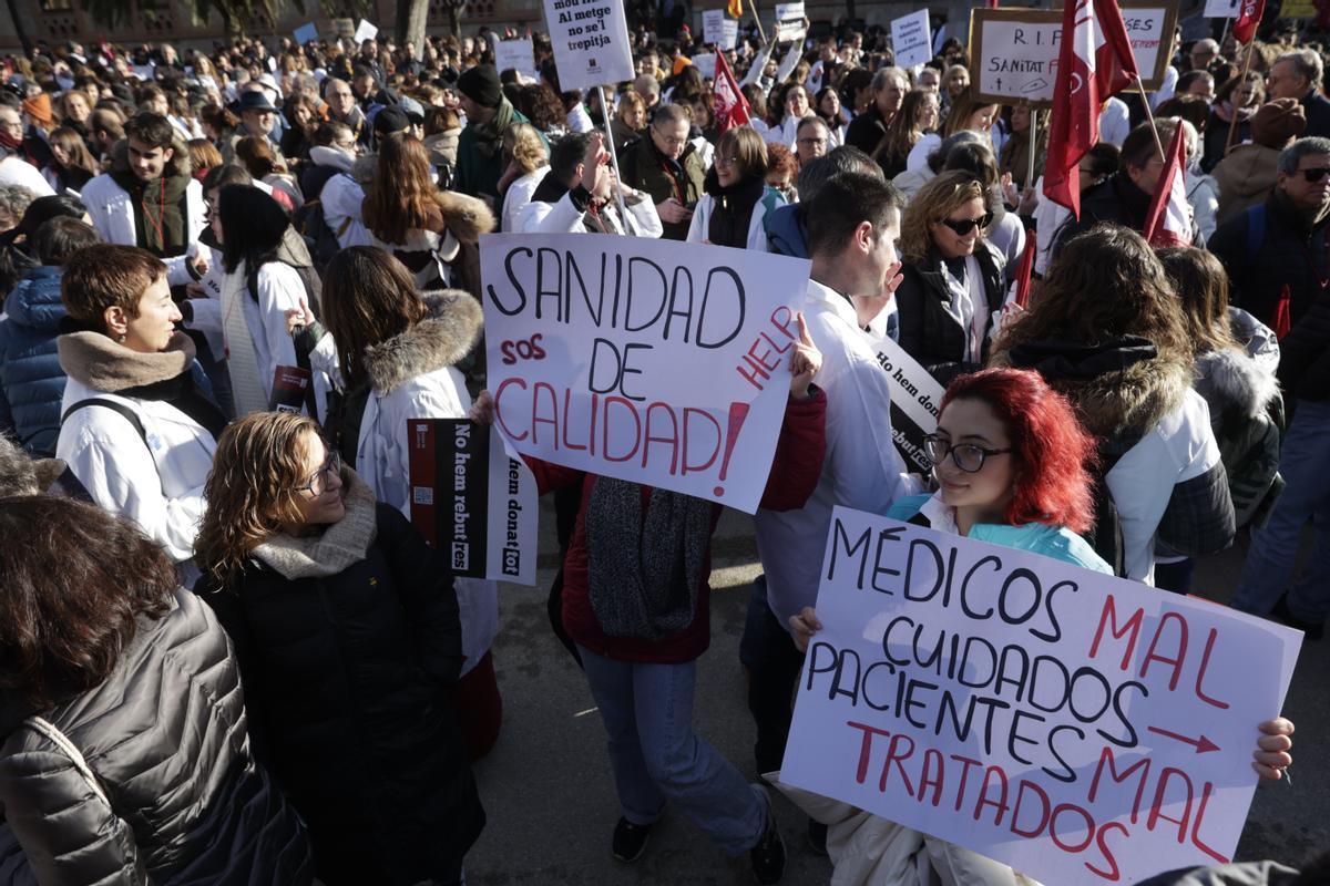 Los sanitarios se han manifestado desde el Departament de Salut hasta la estación de Sants en defensa de la sanidad pública durante el primer día de la huelga de médicos.