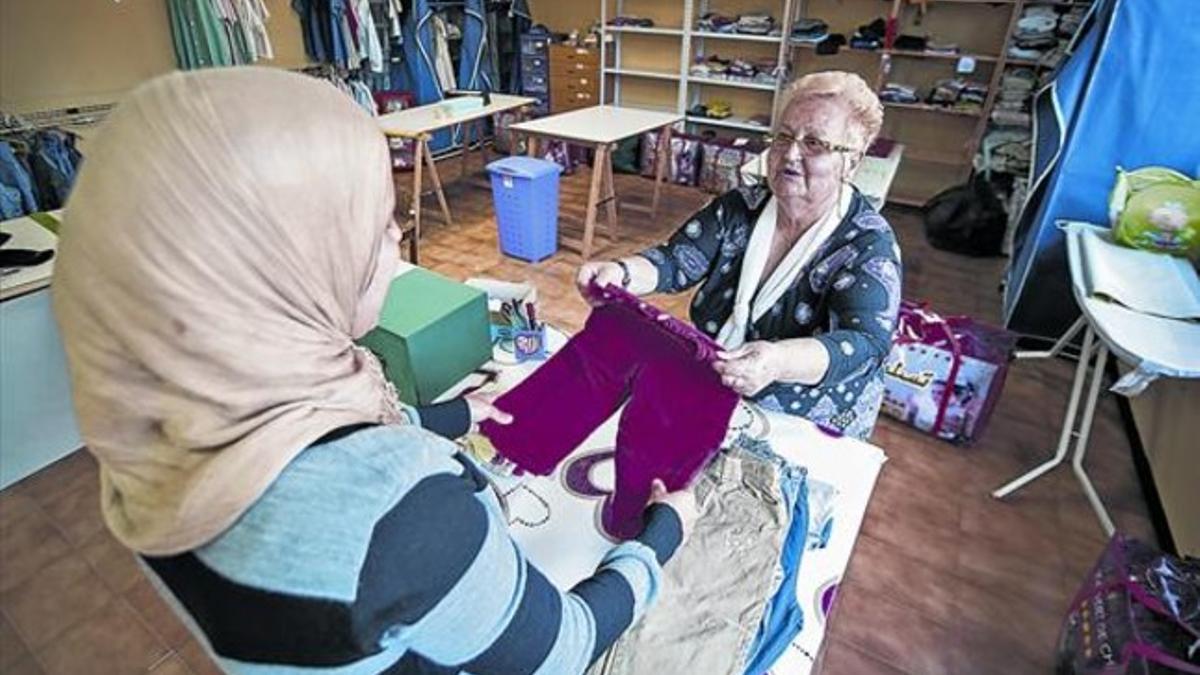 Mercedes y Zahara, en el espacio de intercambio de ropa de niño de Badia.