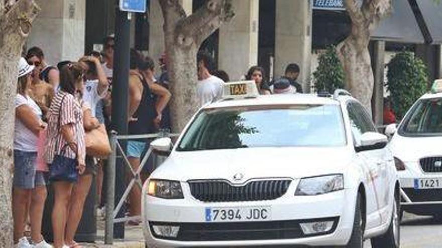 Cola en la parada de taxis de Bartomeu Roselló.