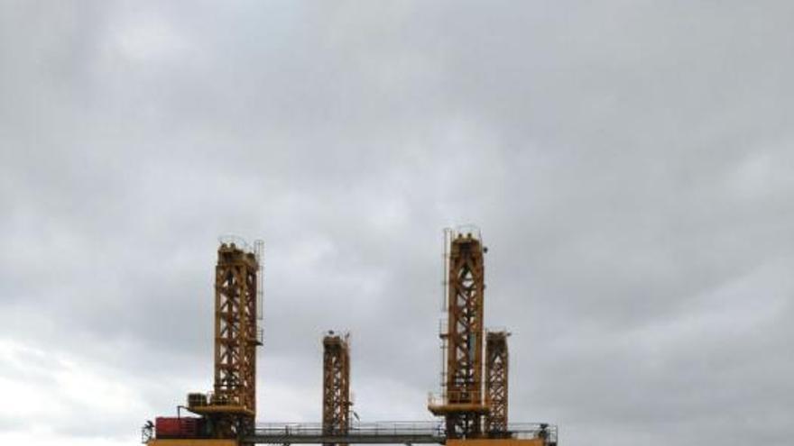 Una plataforma, a la deriva en la costa de Benalmádena