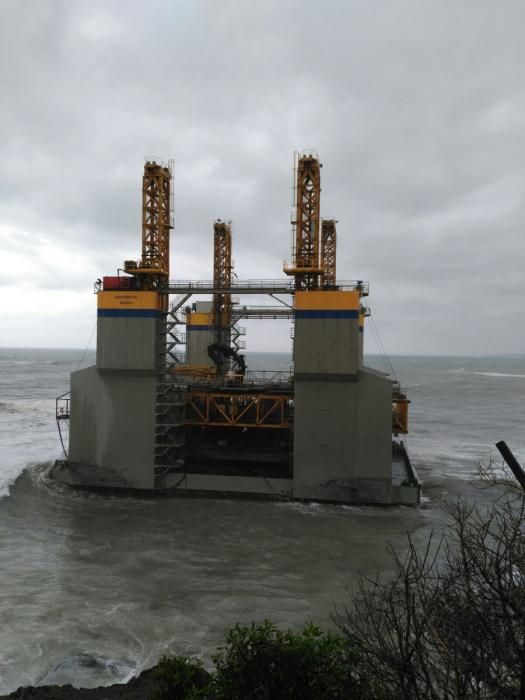 Una plataforma, a la deriva en la costa de Benalmádena