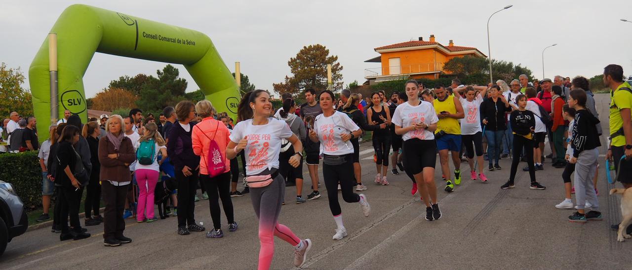 Sortida dels corredors i corredores a la cursa &quot;Corre per les mames&quot; de Santa Coloma de Farners.