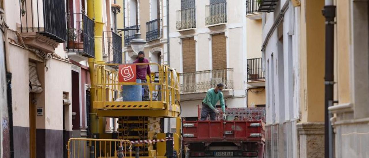 Dos operarios realizan mejoras en uno de los inmuebles del casco antiguo, ayer. | PERALES IBORRA