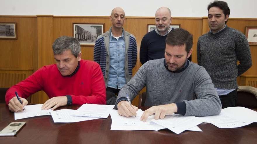 Fernando Martínez y José López, ayer, firmando el convenio.  // Bernabé/Cris M.V.