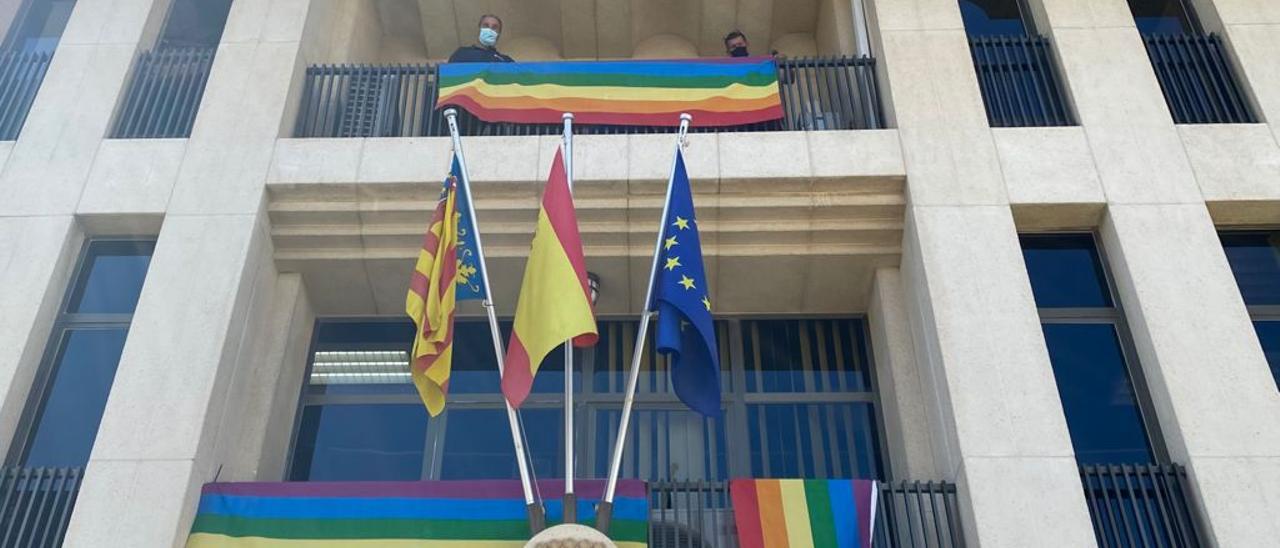 El Ayuntamiento de Sant Joan con la bandera arcoíris