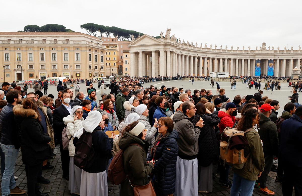Cientos de fieles esperan para rendir homenaje  al ex Papa Benedicto en el Vaticano.
