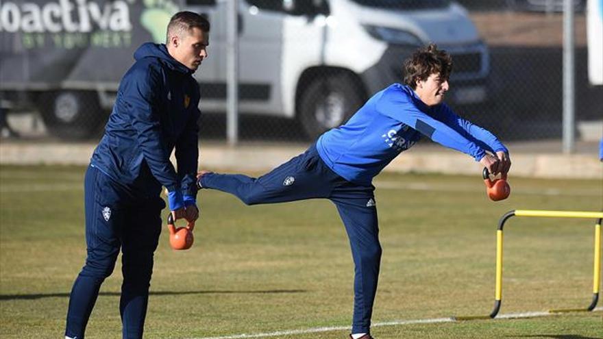 Trece futbolistas en el primer entrenamiento