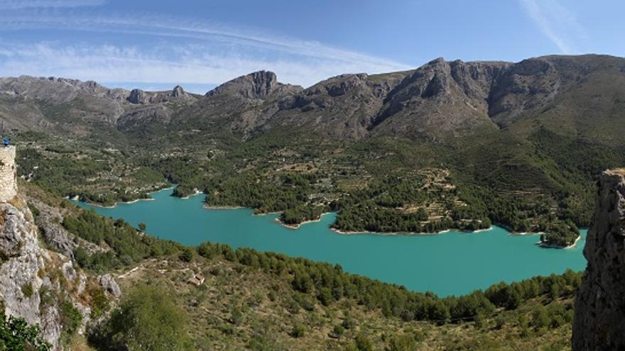 El embalse de Guadalest añade más belleza a esta entrañable localidad.