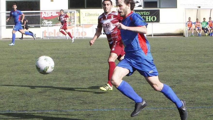 Alfredo, del Barbadás, persigue un balón, ayer en Os Carrís. // Jesús Regal