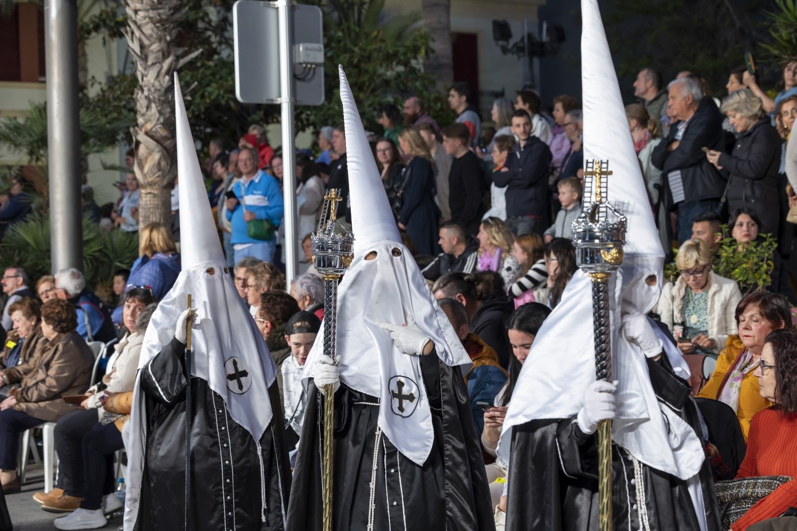 Las quince cofradías de la Semana Santa de Torrevieja recorrieron las calles en Viernes Santo