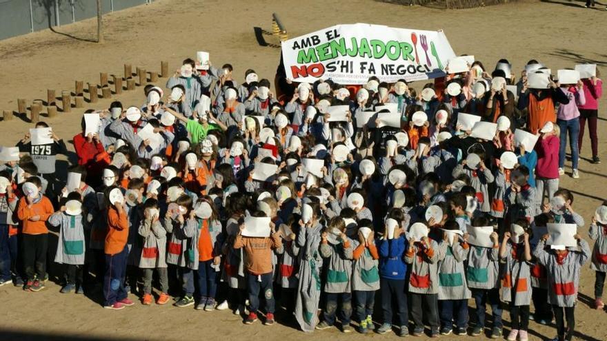 Escolars gironins en una acció per l&#039;autogestió del menjador