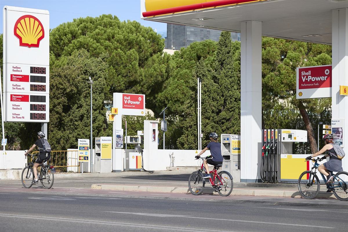 Una gasolinera de Shell, a 27 de agosto de 2023, en Madrid (España).
