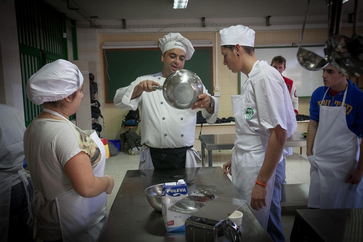 Estudiantes de FP de un ciclo de cocina de Alicante