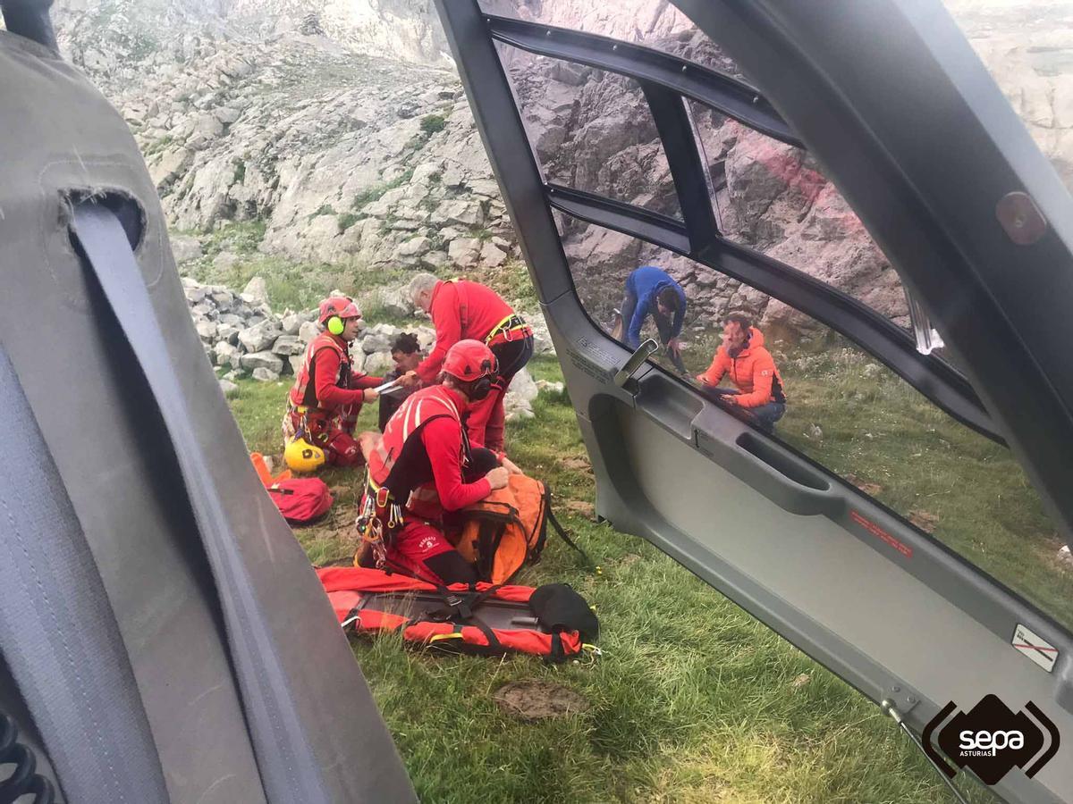 Momento en el que atienden al montañero herido.