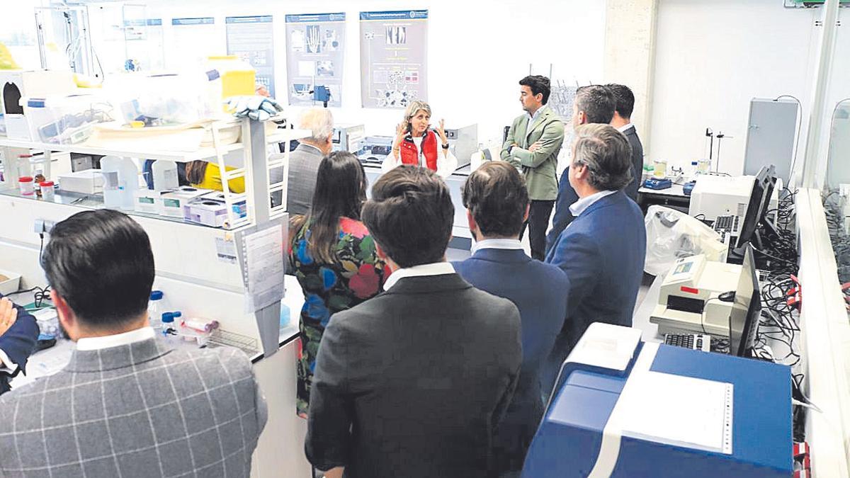 Estrella Núñez mostró las instalaciones del HiTech a los  asistentes al encuentro.