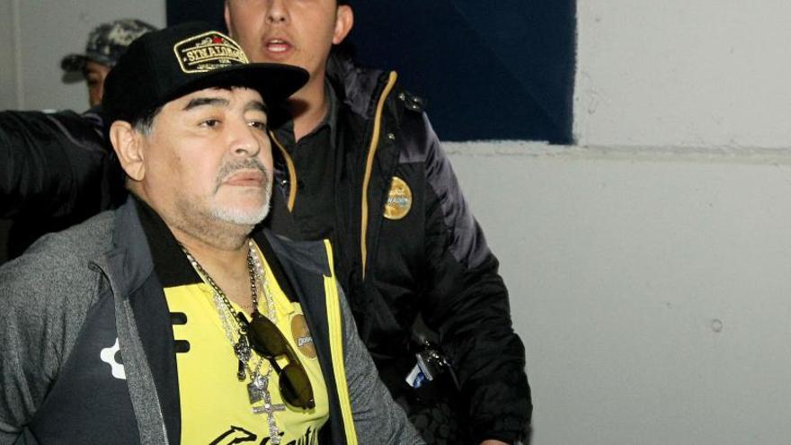 Maradona se encara con hinchas del equipo rival