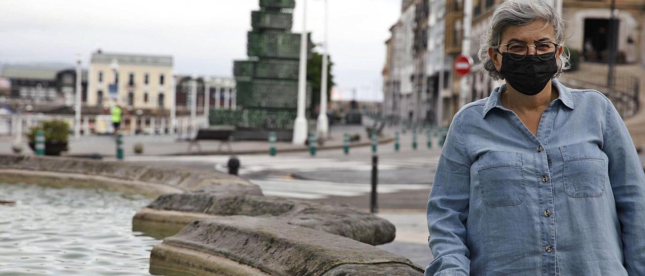 Ana González, en la plaza del Marqués, junto a la fuente de Pelayo. | Ángel González