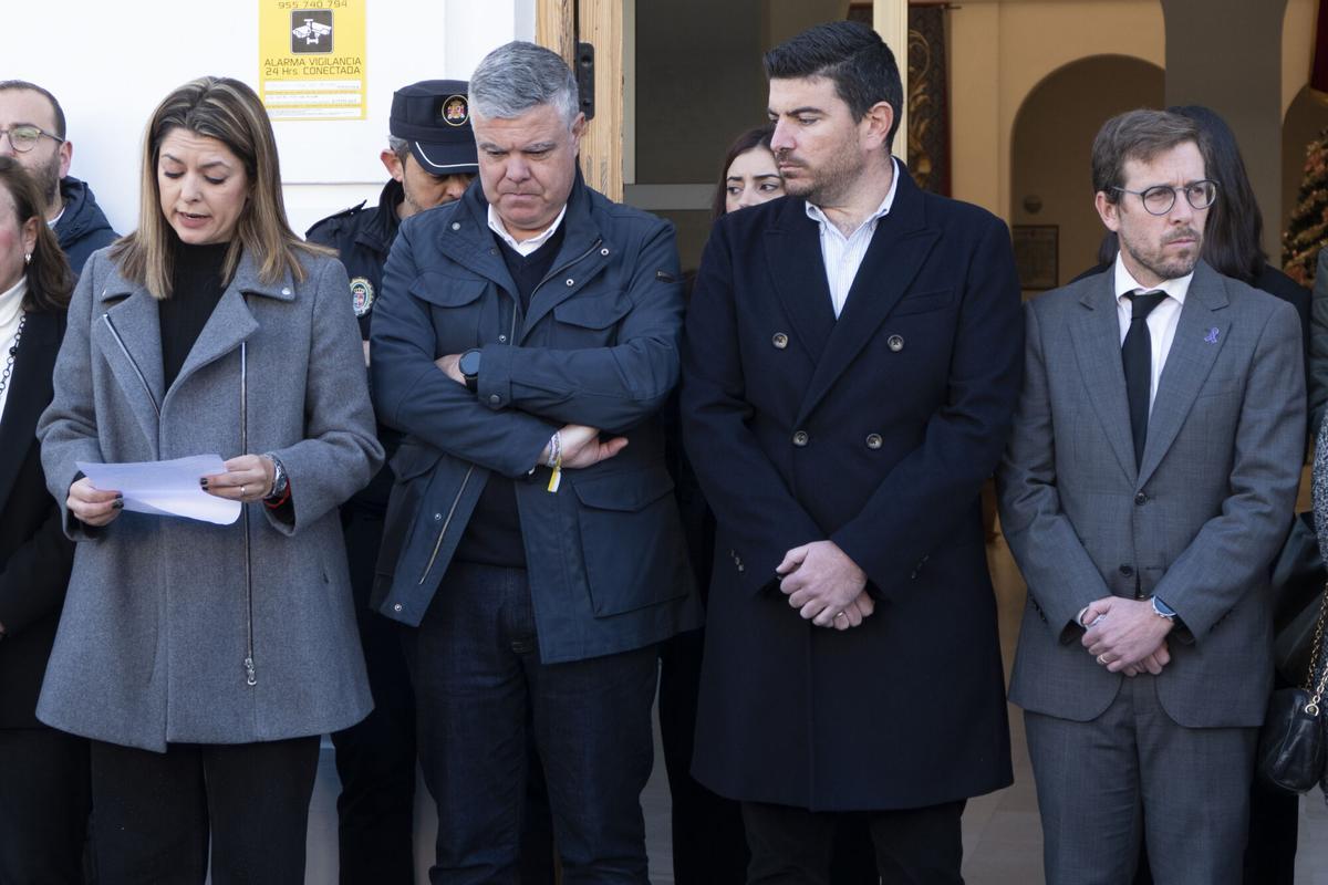 EL VISO DEL ALCOR (SEVILLA), 07/12/2025.- El alcalde de El Viso del Alcor, Gabriel Santos (2d), acompañado por el subdelegado del Gobierno en Sevilla, Francisco Toscano (d), y el alcalde de la cercana localidad de Mairena del Alcor, José Manuel López (3d), durante la lectura de un comunicado y el minuto de silencio convocado este domingo ante las puertas del Consistorio de El Viso del Alcor (Sevilla), en memoria de la mujer hallada muerta anoche en una vivienda de la localidad, un suceso que se investiga como un posible asesinato machista. EFE/ David Arjona