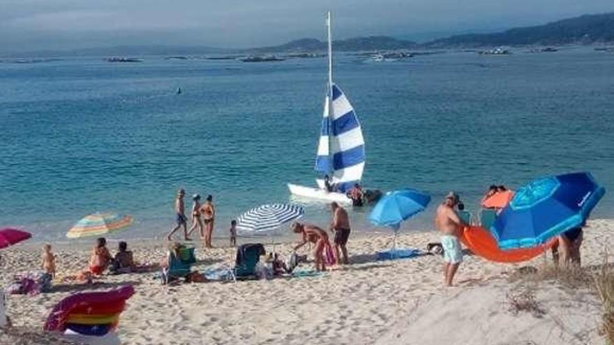 Un catamarán en zona habilitada para bañistas en Areabrava. // FdV