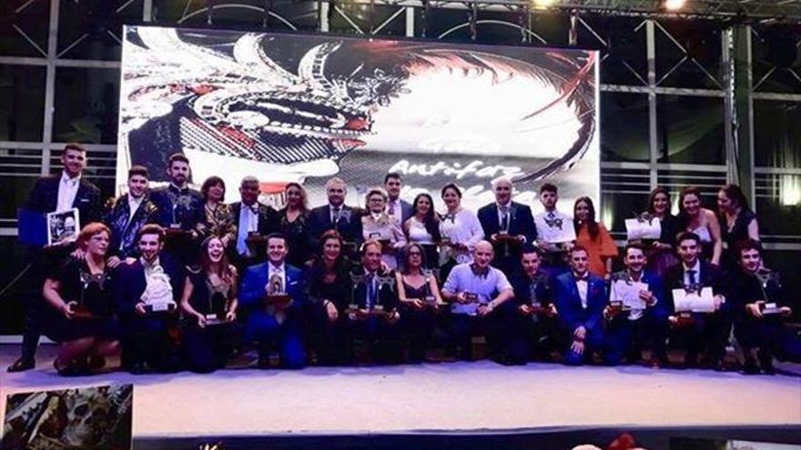 La comparsa Los Mismos triunfa en los premios Antifaz de Plata