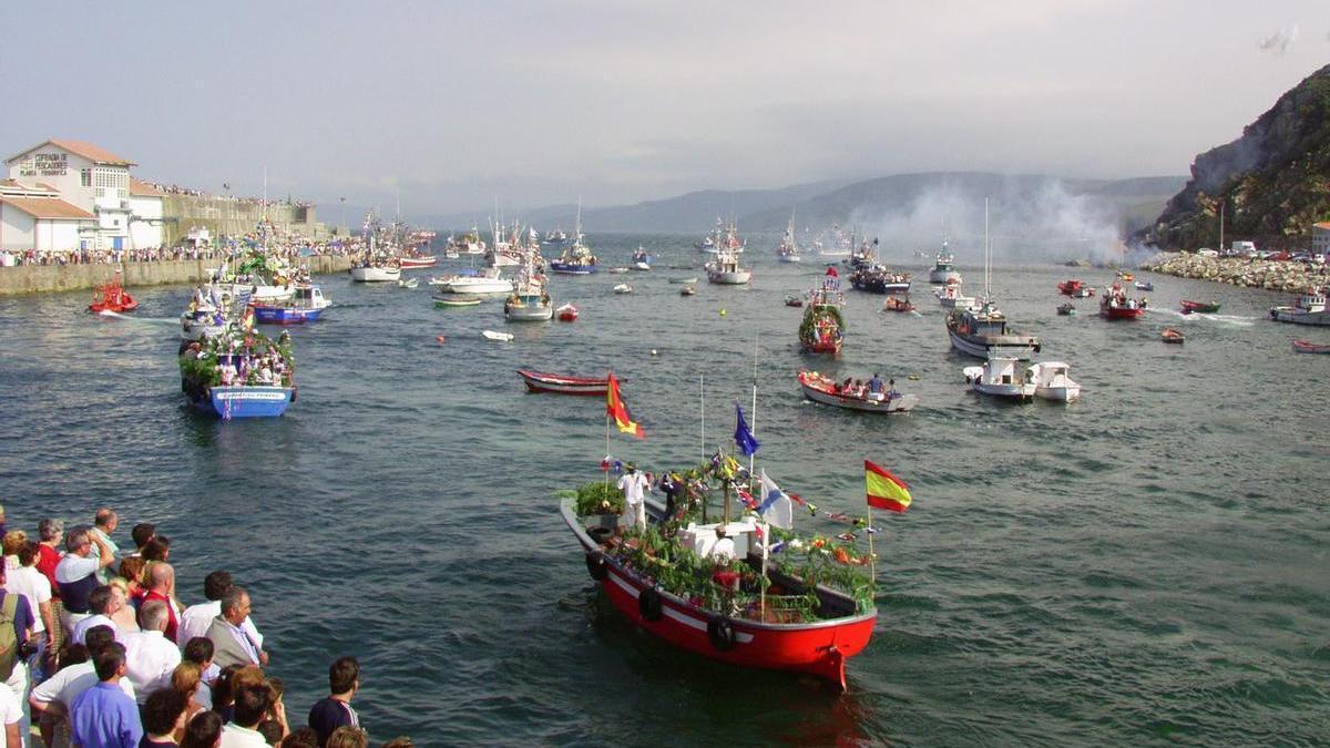 Embarcacións decoradas para a tradicional procesión marítima.