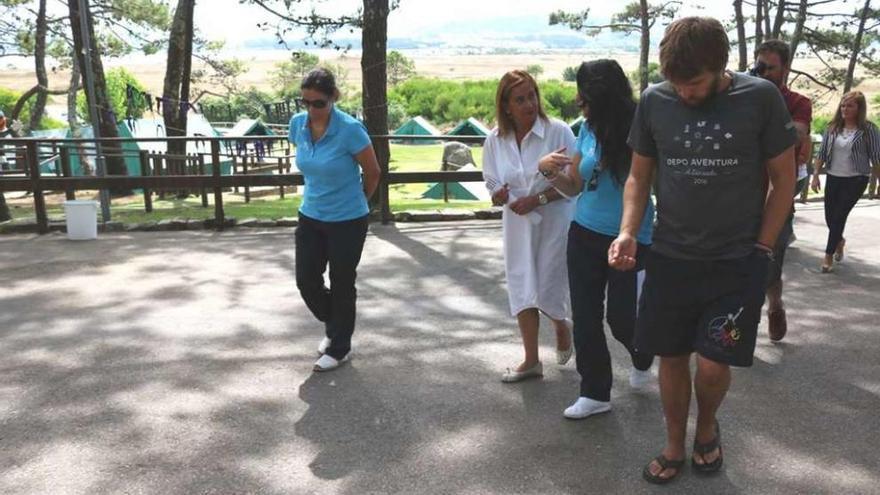 La presidenta de la Diputación Carmela Silva, ayer en A Lanzada. // FDV