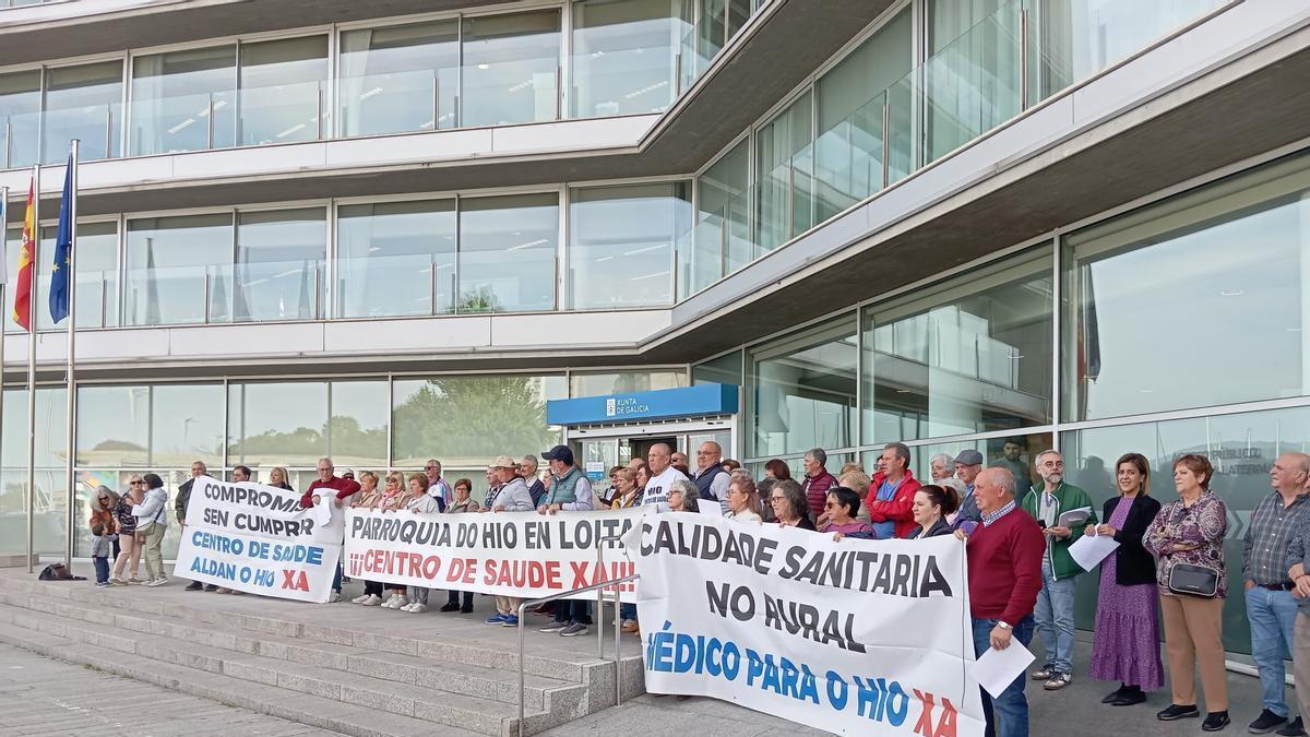 Vecinos de O Hío ante el edificio de la Xunta