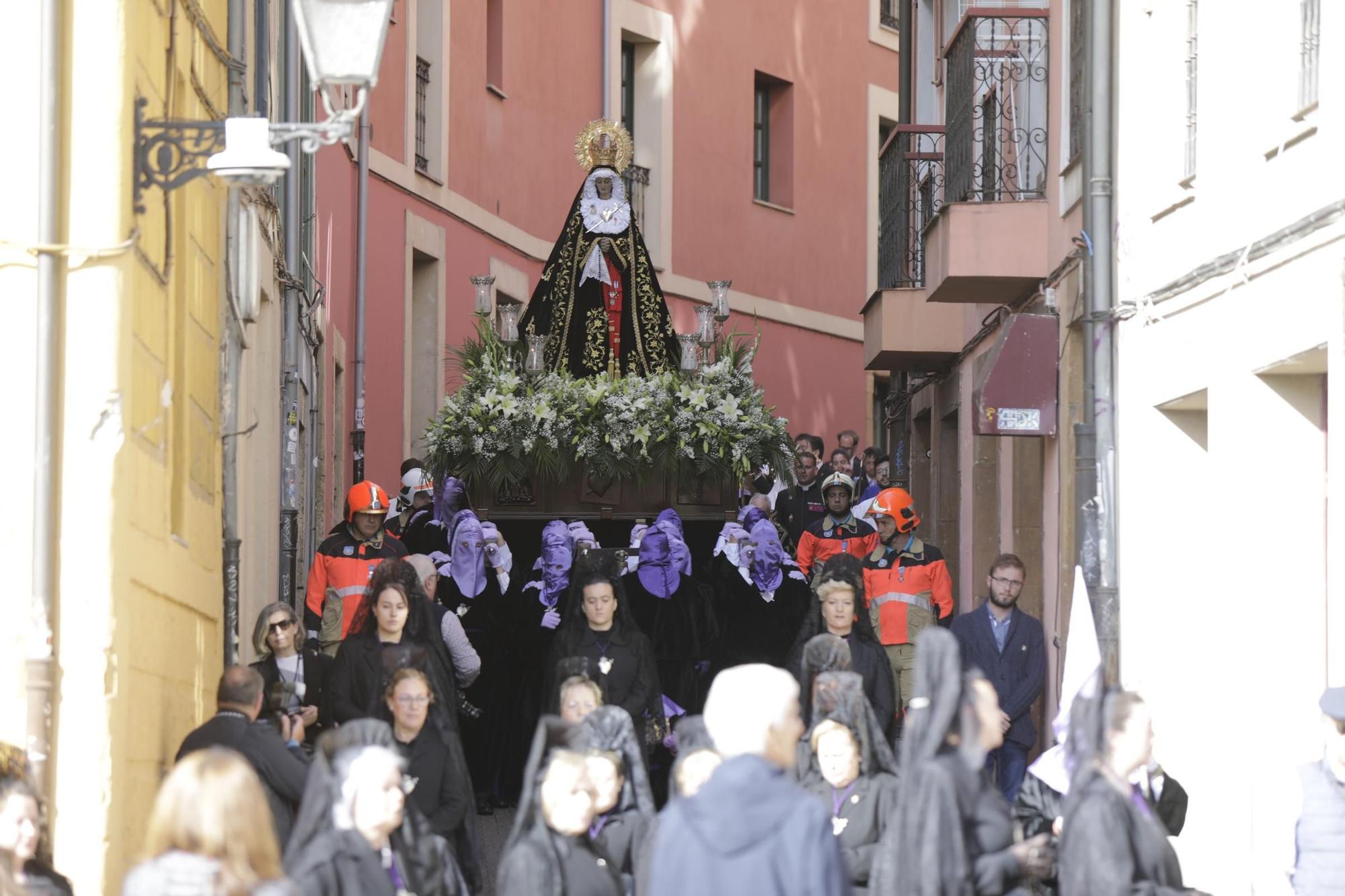 La Dolorosa atraviesa el Oviedo Antiguo: así fue la procesión de la Soledad