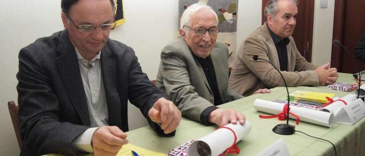 Otero y Neira Vilas, en una entrega de premios, junto a Antonio Crespo (director de Agader). // Bernabé/Gutier